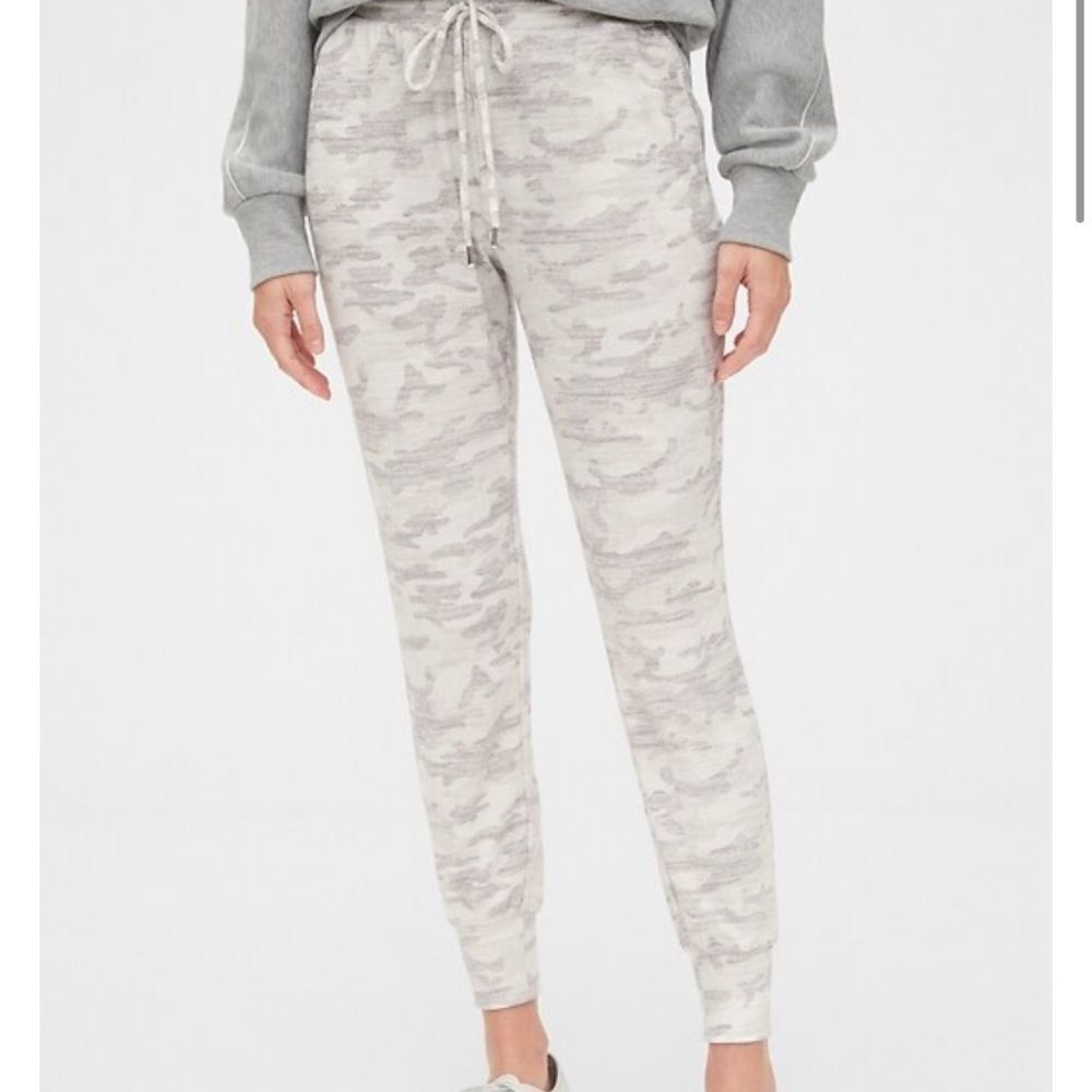 GAP Softspun Joggers Ivory Camo